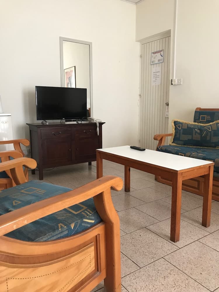 Daphne Hotel Apartments