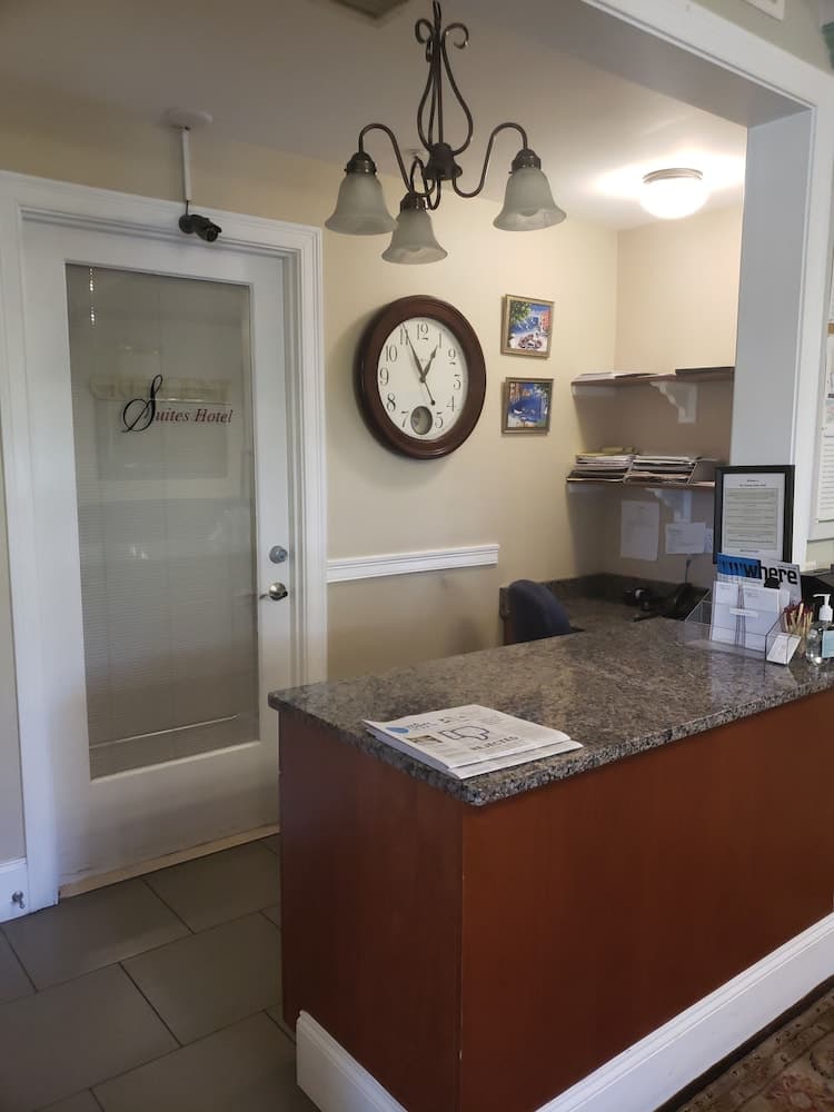 Crescent Suites Hotel