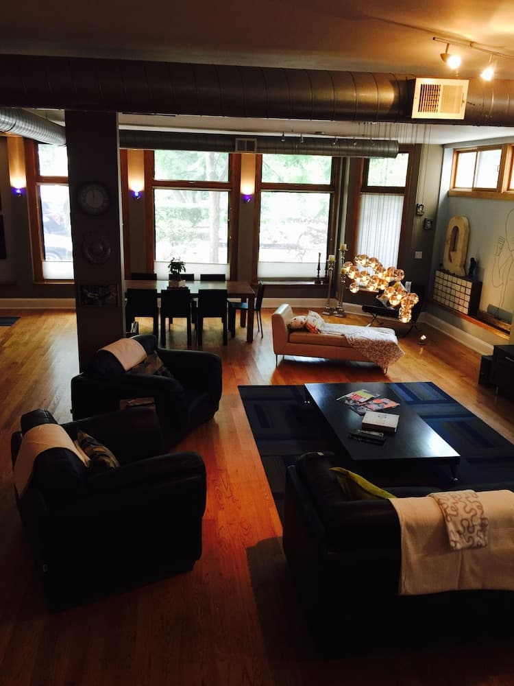 House 5863 - Chicago Bed and Breakfast