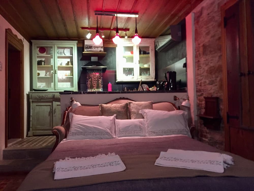 Terrace Houses Sirince - Fig, Olive Clockmakers and Grapevine