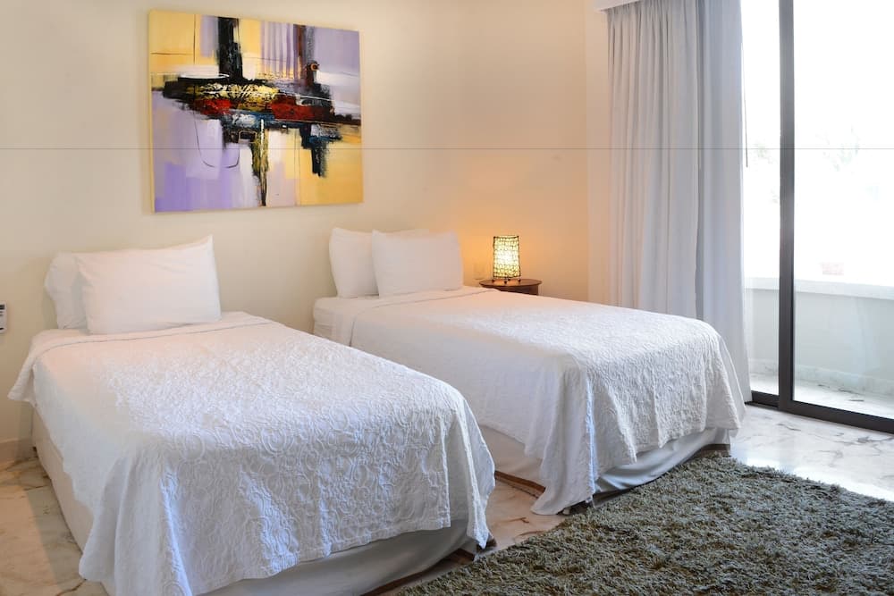 El Taj Oceanfront & Beachside Condo Hotel