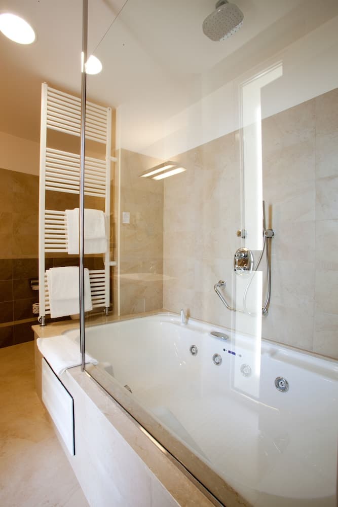 Breaking Business Hotel