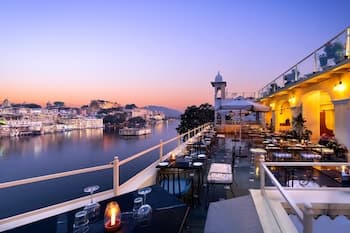Hotel Sarovar on Lake Pichola