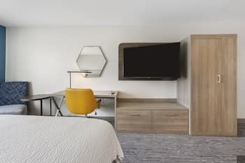 Holiday Inn Express Hotel & Suites Peru - Lasalle Area, an IHG Hotel