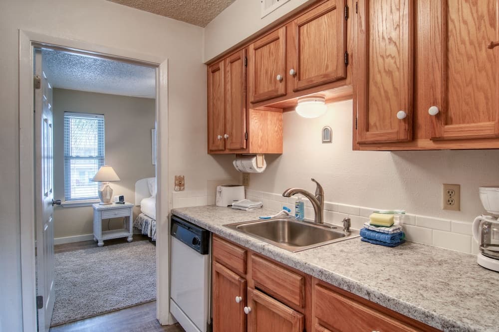 Courtyard #230 1 Bedroom Condo by Redawning