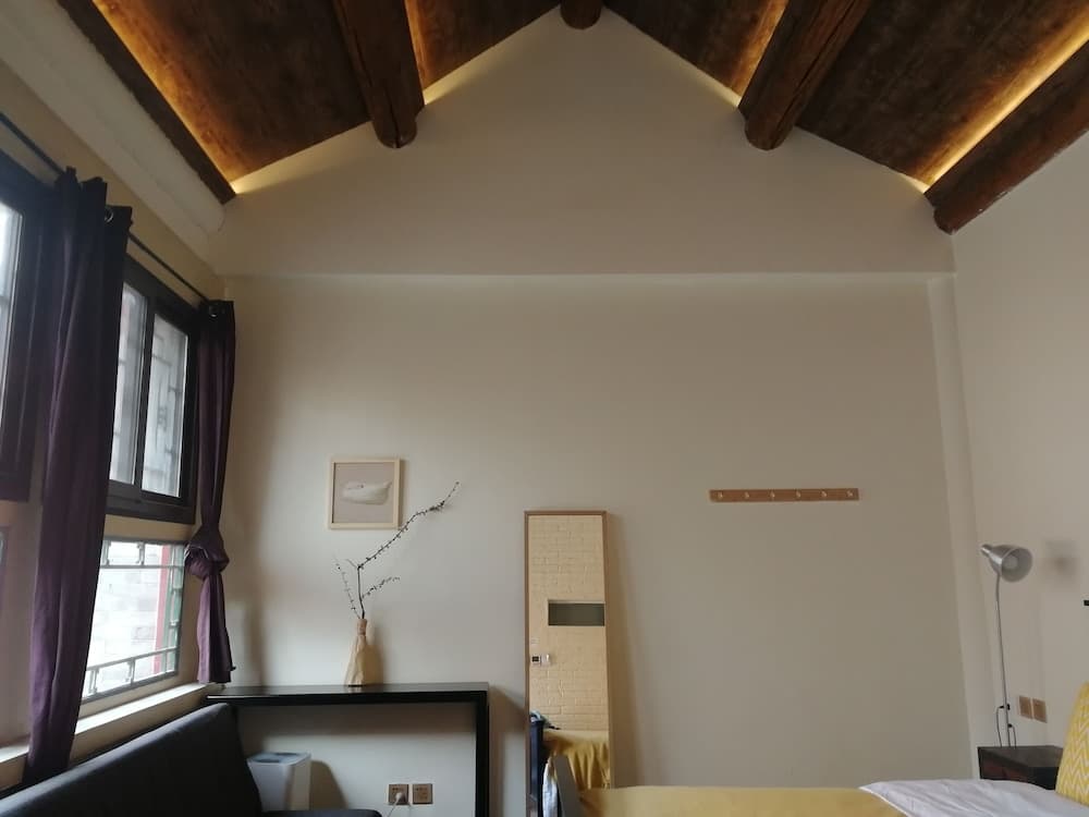 Fly By Knight Courtyard Hotel