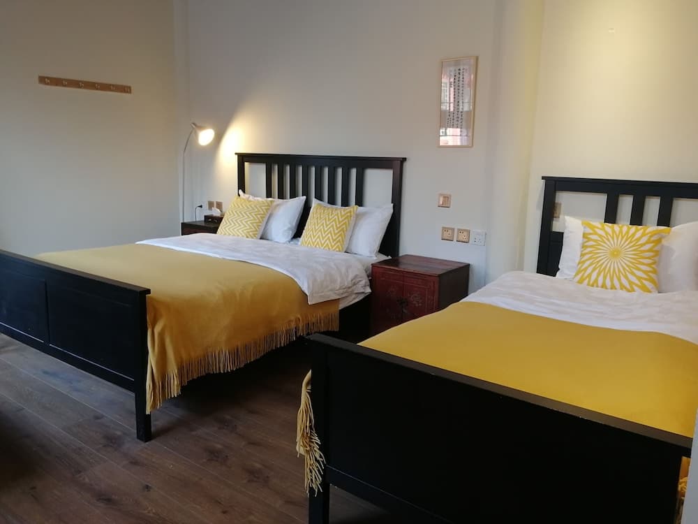 Fly By Knight Courtyard Hotel