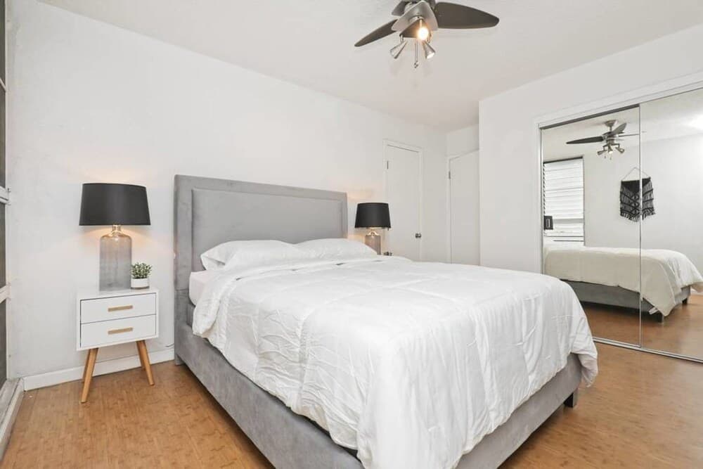 Large 2br/2ba Steps to Waikiki Beach by Domio