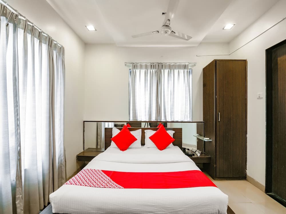 OYO 13810 Hotel The Gentleman