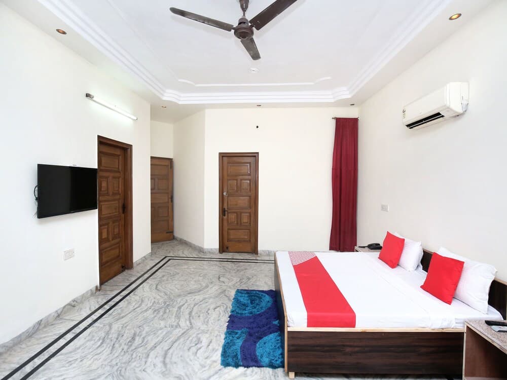 OYO 16130 The Corner House