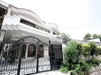 OYO 16130 The Corner House