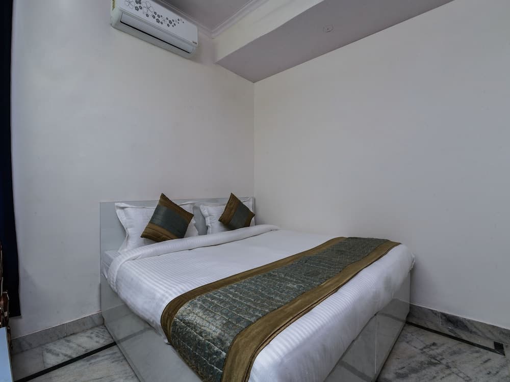 OYO 15624 Golden Plaza