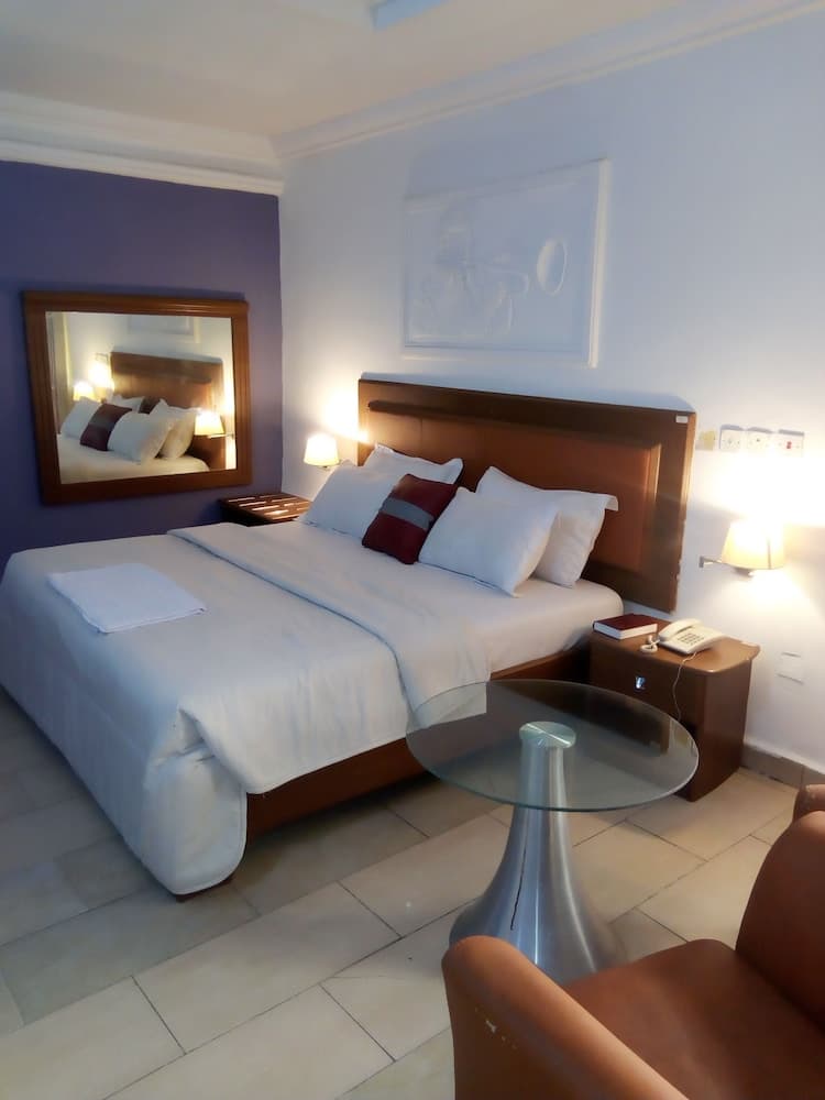 Signatious Hotel and Suites Delta