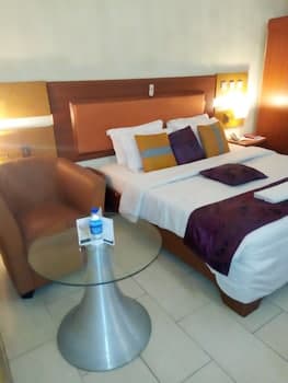 Signatious Hotel and Suites Delta