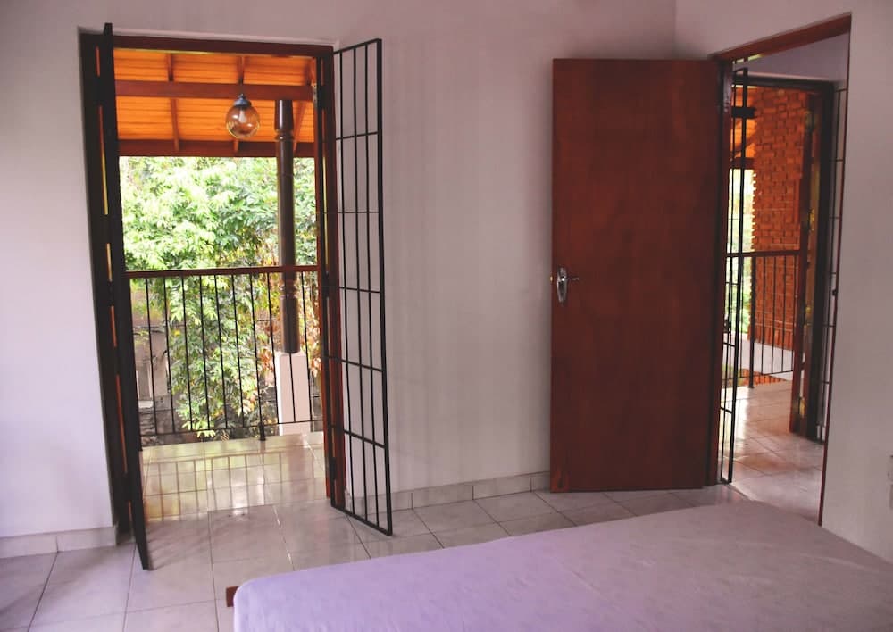 Ceylon Hostel - Colombo Int Airport