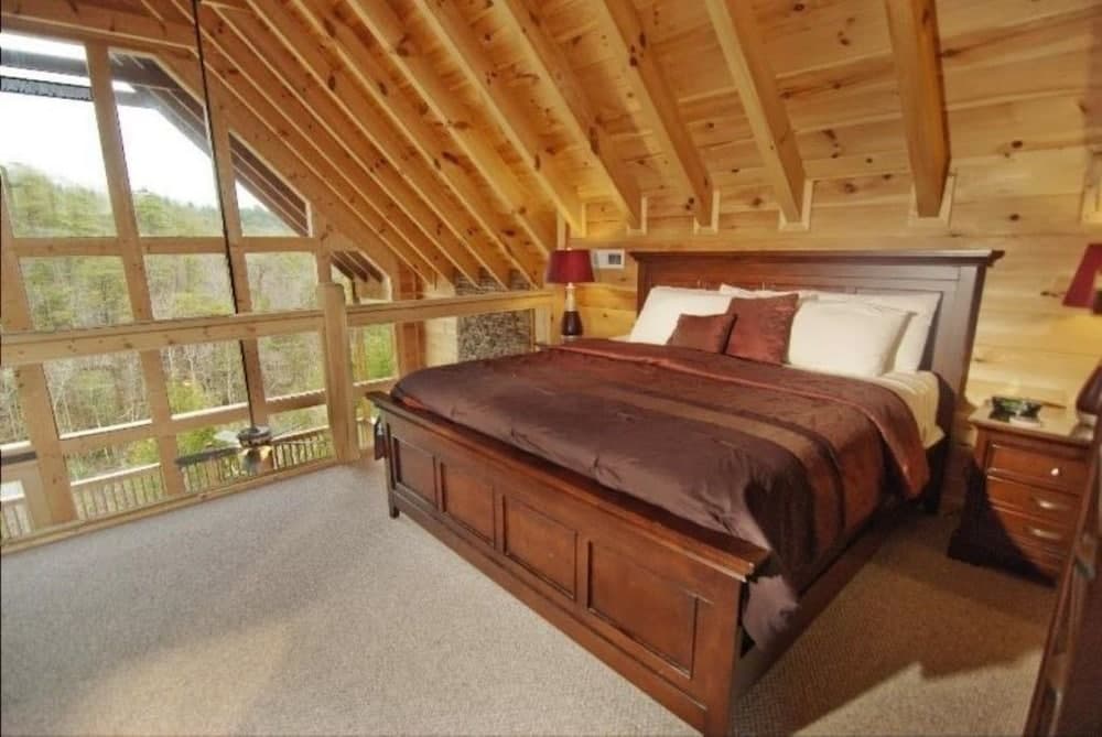 A Suite Mountain Escape - 3 Bedrooms, 2 Baths, Sleeps 8 Home by Redawning