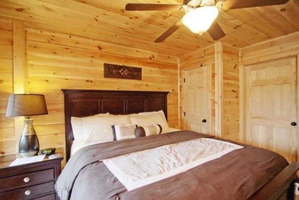 A Suite Mountain Escape - 3 Bedrooms, 2 Baths, Sleeps 8 Home by Redawning