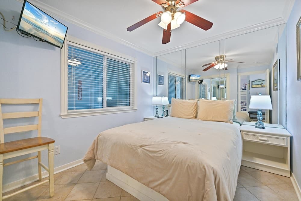 Seascape 2211 2 Bedroom Condo by RedAwning