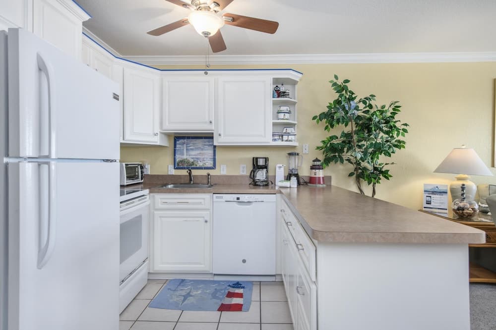 Seascape 2212 2 Bedroom Condo by RedAwning