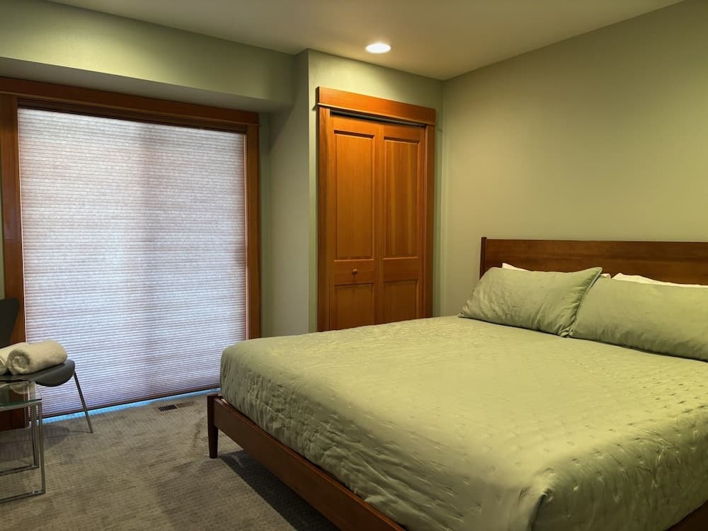 Spacious B2 Townhome with Fireplace and BBQ on the Deck by RedAwning