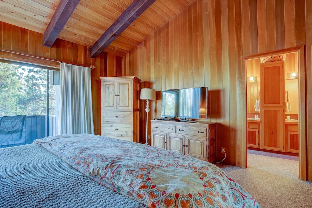 22 Rogue Home with Private Hot Tub, BBQ, and Game Room by RedAwning