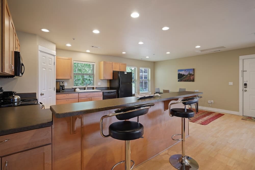 Downtowner Apartment 2 Bedroom Home by Redawning