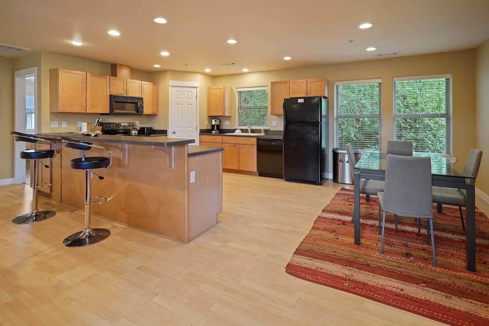 Downtowner Apartment 2 Bedroom Home by Redawning