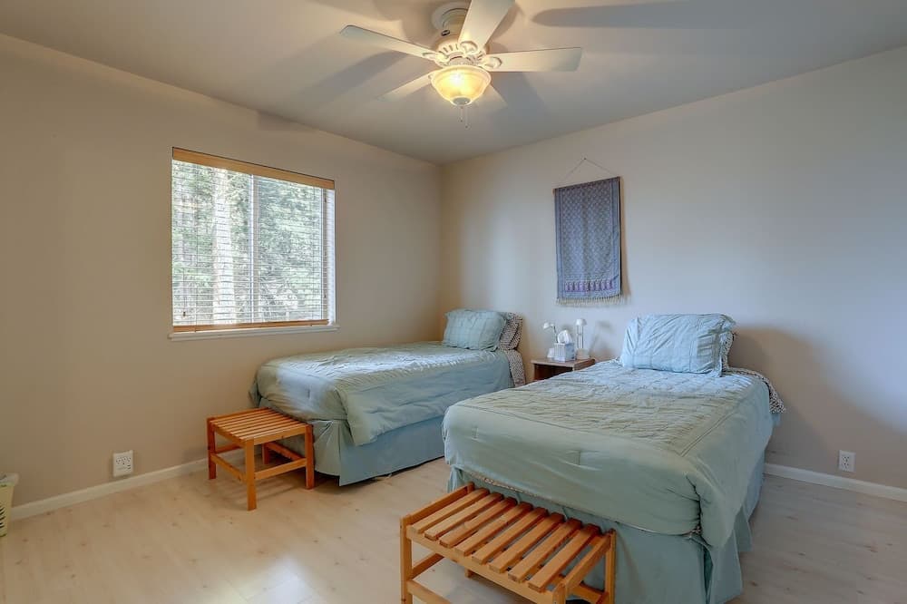 Fir Mountain Escape 4 Bedroom Home by RedAwning