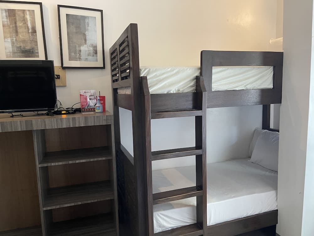 Anton's Loft Designer Resort Pansol