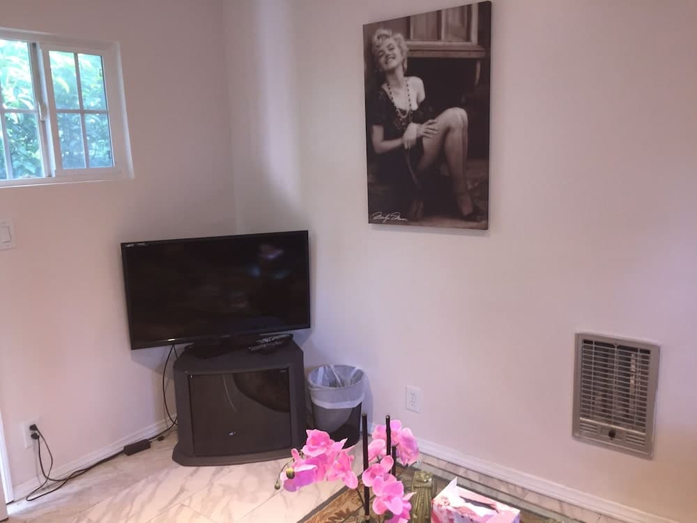 Comfortable Beverly Hills Town House