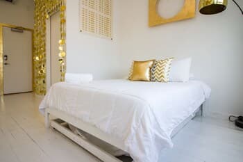 The High Tide Studio #4 Studio Bedroom Hotel Room by Redawning