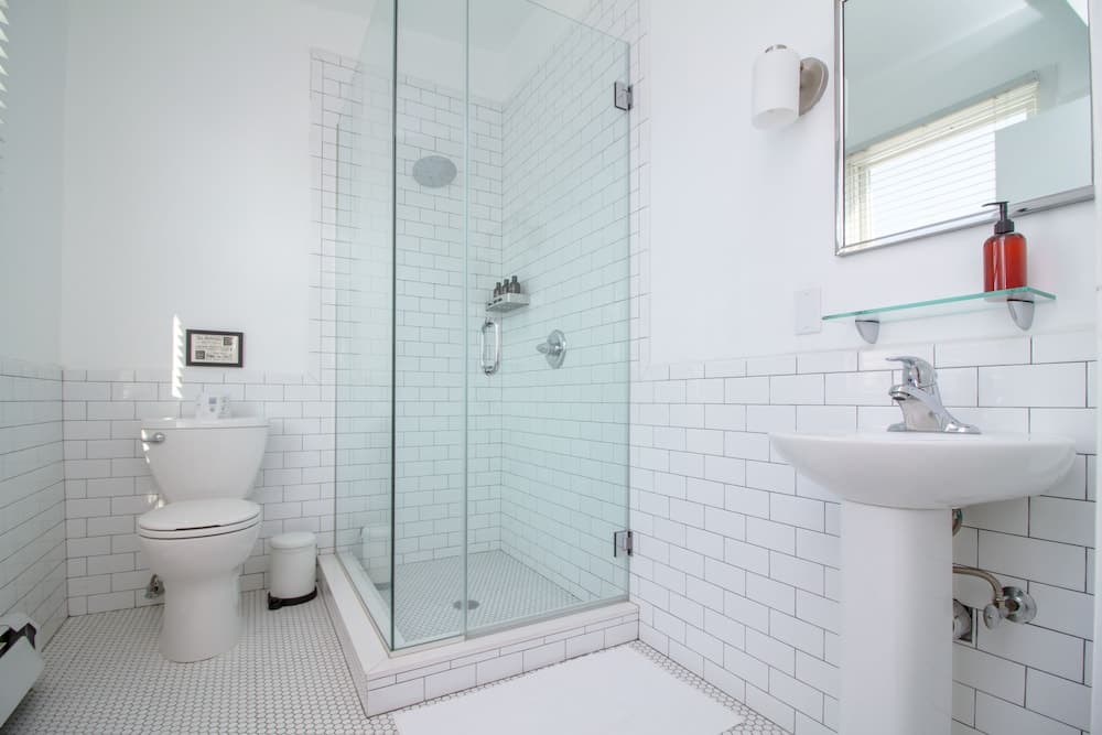 The High Tide Studio #1 Studio Bedroom Hotel Room by Redawning