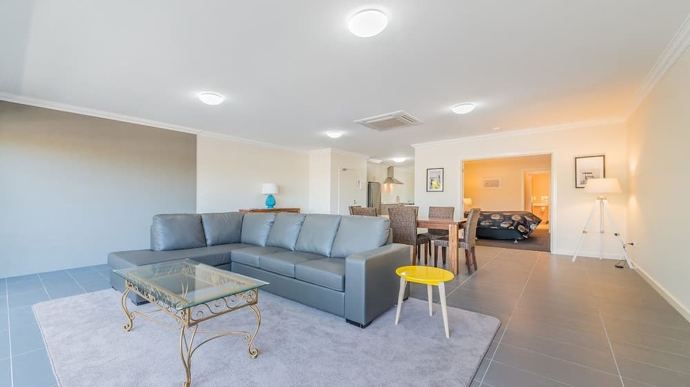 Thompson Avenue Apartments No.2