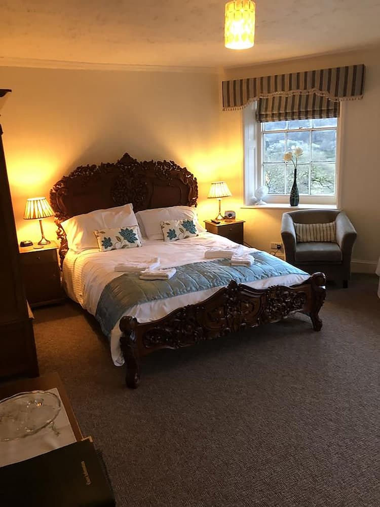 The Oakeley Arms Hotel