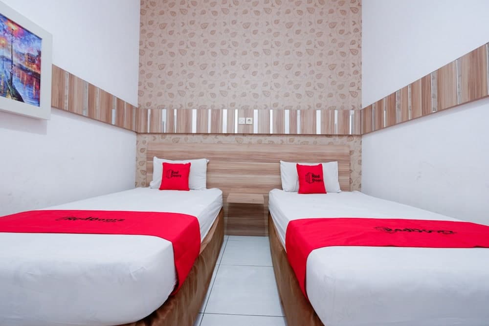 RedDoorz near Plaza Simpang Lima