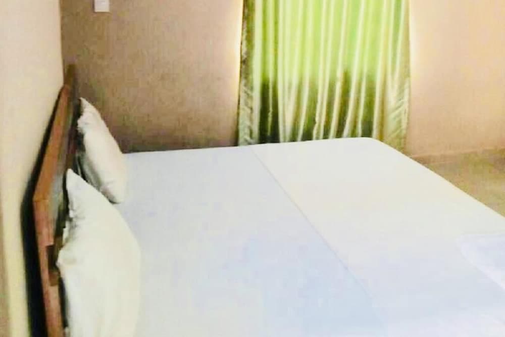 Momak 4 Hotel & Suites