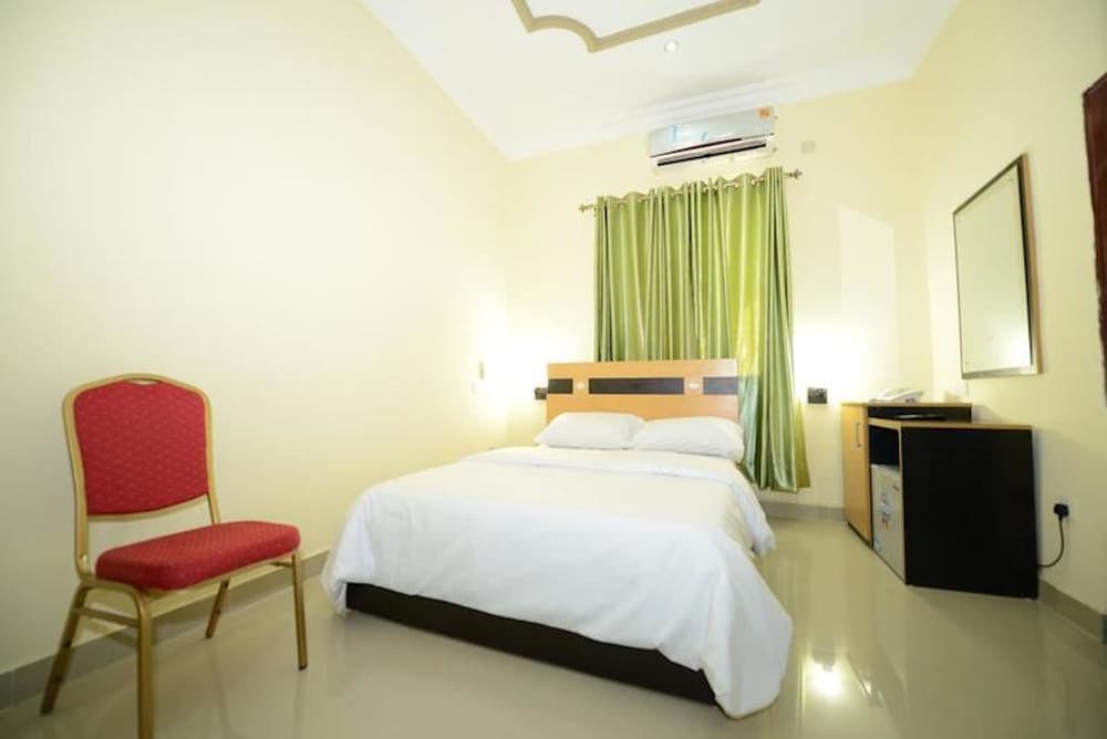 Momak 1 Hotel & Suites