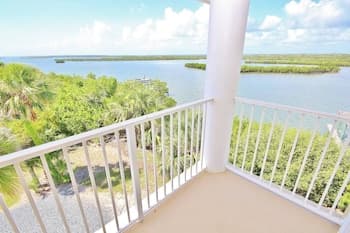 Lavish Retreat on the Lagoon Apartment 4