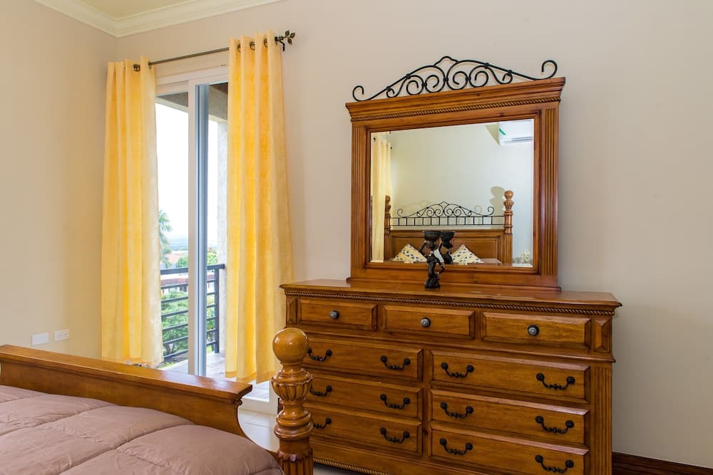 Kinsgton Modern Duplex Apartment with Pool