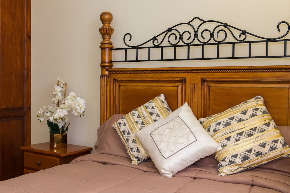 Kinsgton Modern Duplex Apartment with Pool