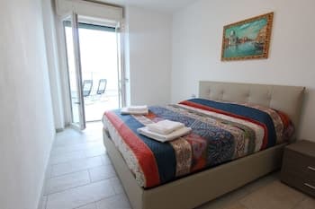 Infinity House Front Lake