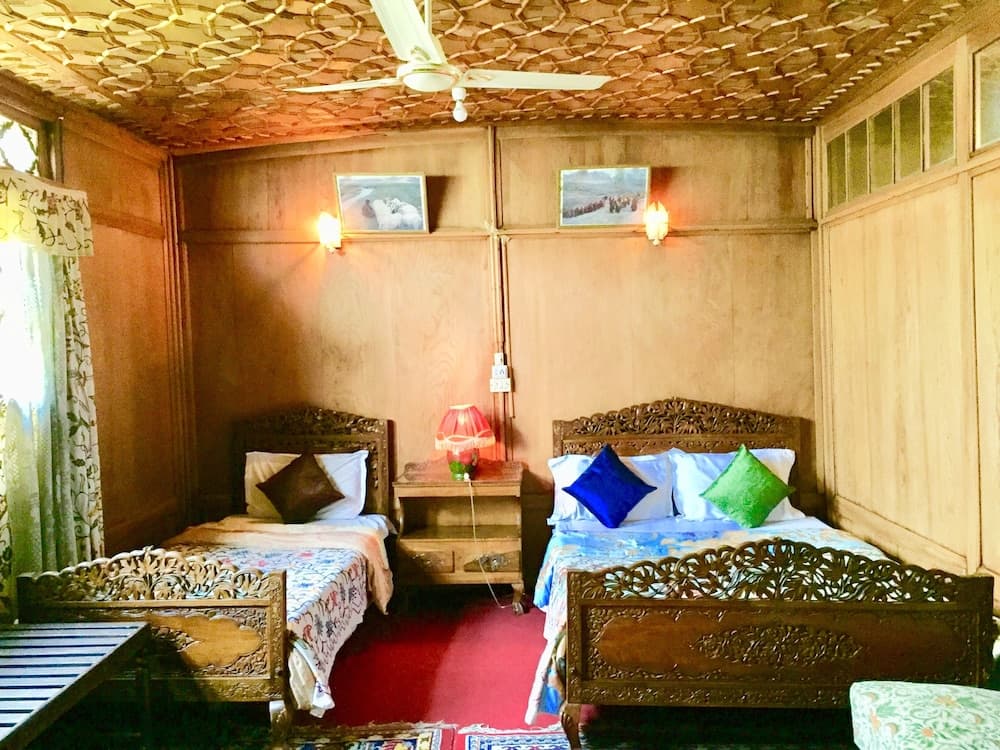 New Sea Palace Houseboats