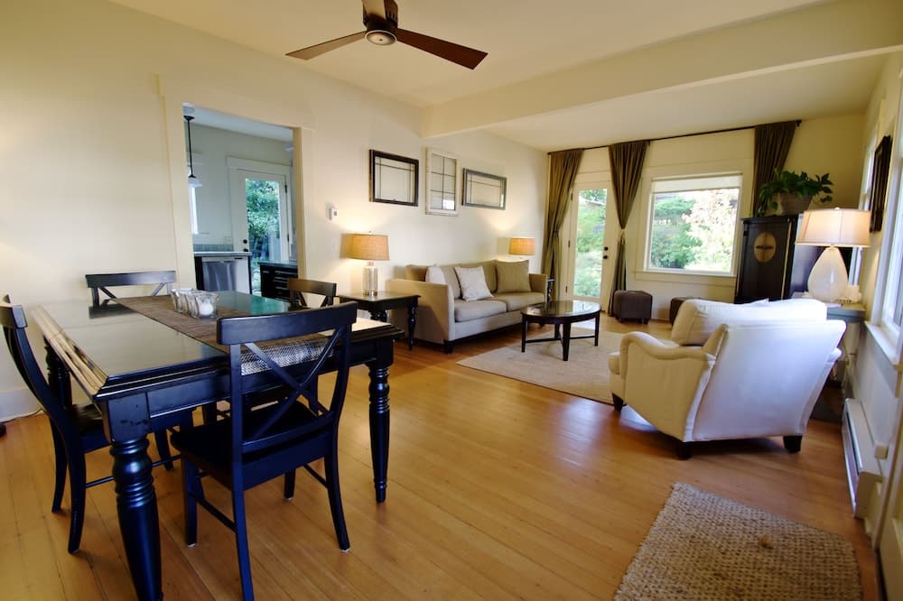 Phinney Ridge Flat Backyard Oasis