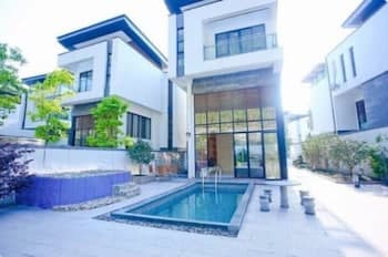 Moon River Yard Villa