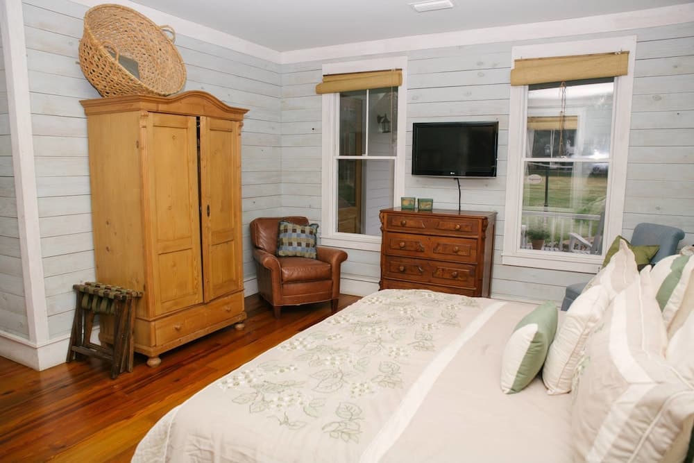 Ball House and Cottages