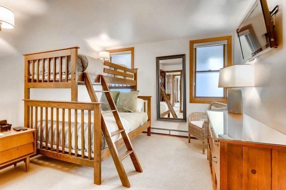 Ski in, Ski out, 2 Bedroom Luxury Residence with hot tub access and expansive views