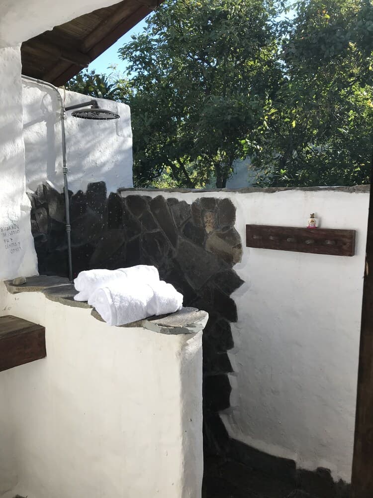 Viga Vieja Cabaña Rustica by Nomad Guru