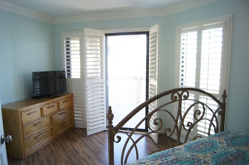 Tilghman Lakes H1 3 Bedroom Condo by RedAwning