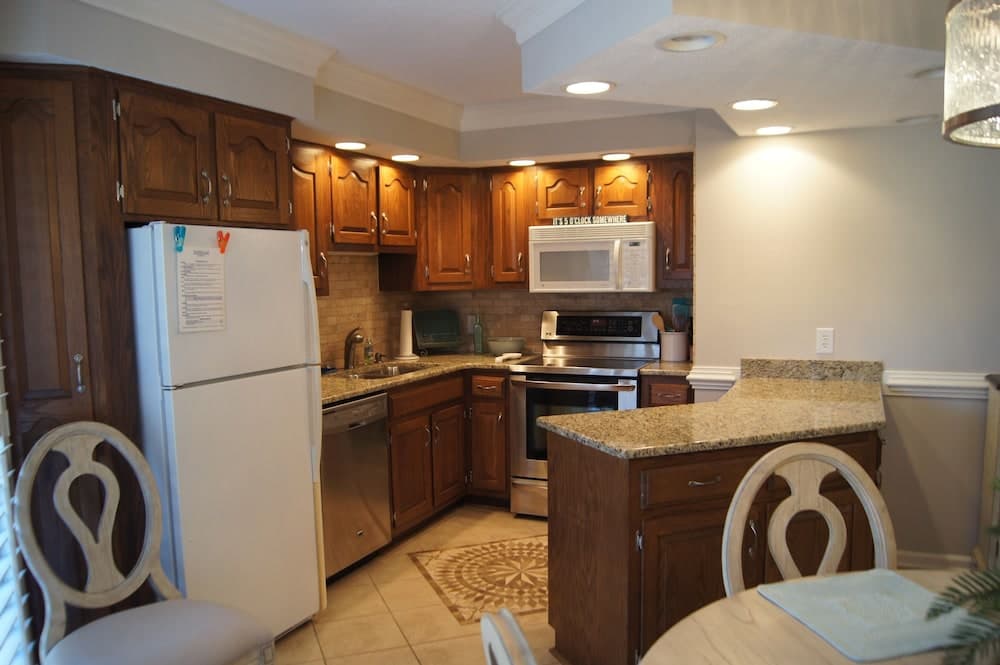 Tilghman Lakes H1 3 Bedroom Condo by RedAwning