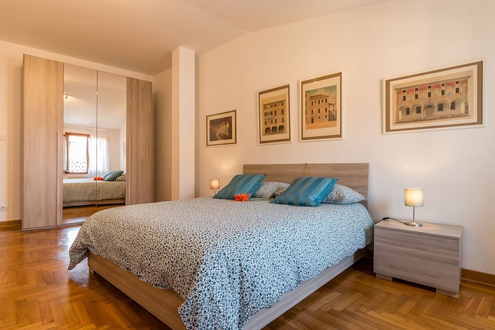 Basilica Sant'Antonio at 100 meters